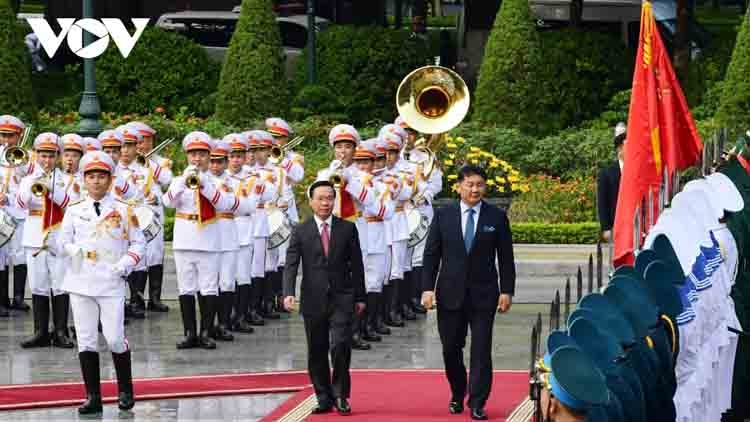 Mongolian President warmly welcomed in Hanoi on State visit to Vietnam